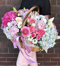 Композиция солнечный день в Архиповке Цветочная композиция из Розы, Хризантемы, Пионы и Лизиантусы в корзине в Архиповке