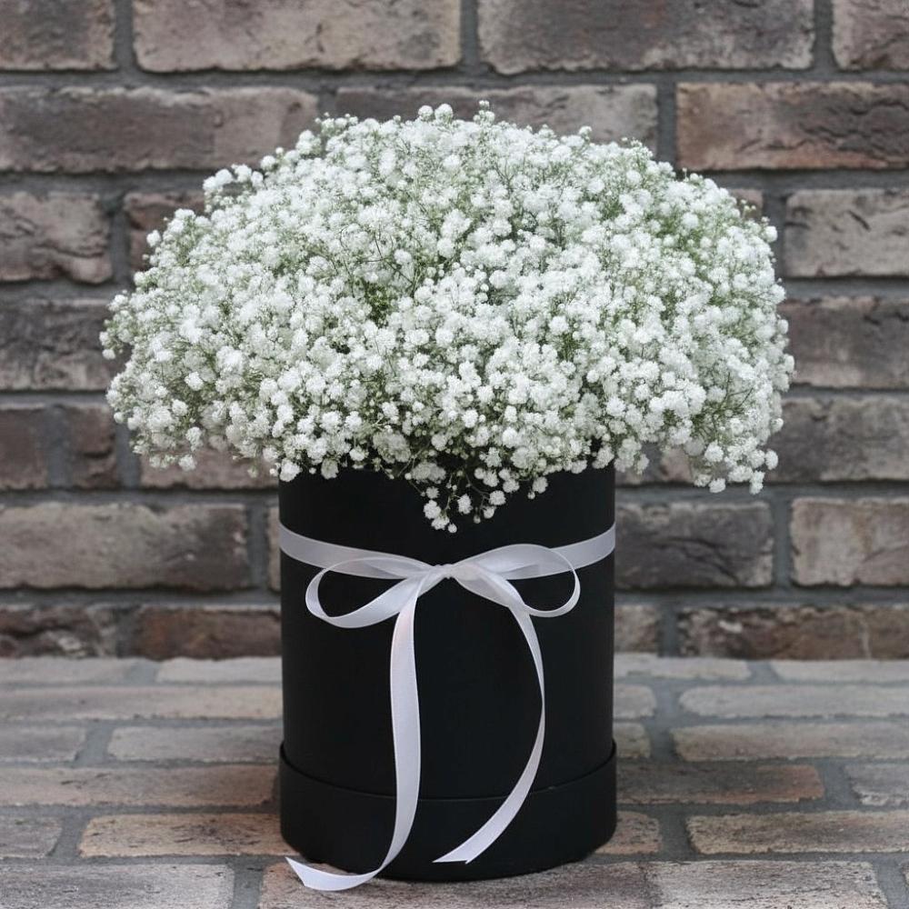 Цветочная композиция из Гипсофила в шляпной коробке в Архиповке