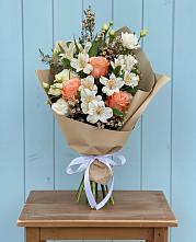 Букет цветов из:  Альстромерии, Лизиантусы, Розы и Хризантемы в Архиповке