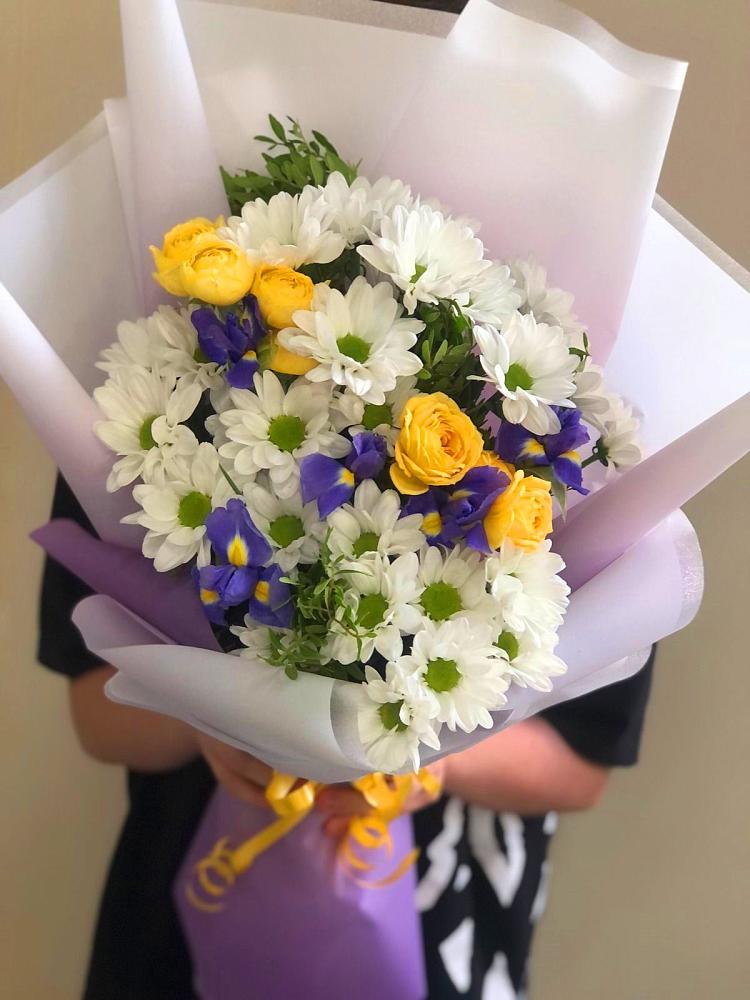 Букет цветов из: Ирисы, Хризантемы и Розы в Архиповке