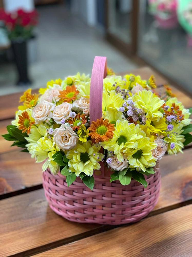 Цветочная композиция из Хризантемы и Розы в корзине в Архиповке