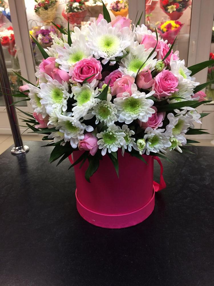 Цветочная композиция из Розы и Хризантемы в шляпной коробке в Архиповке