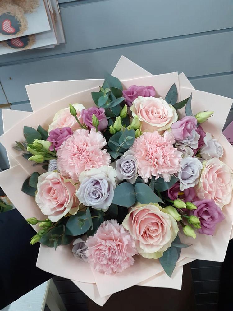 Букет цветов из: Розы, Гвоздики и Лизиантусы в Архиповке