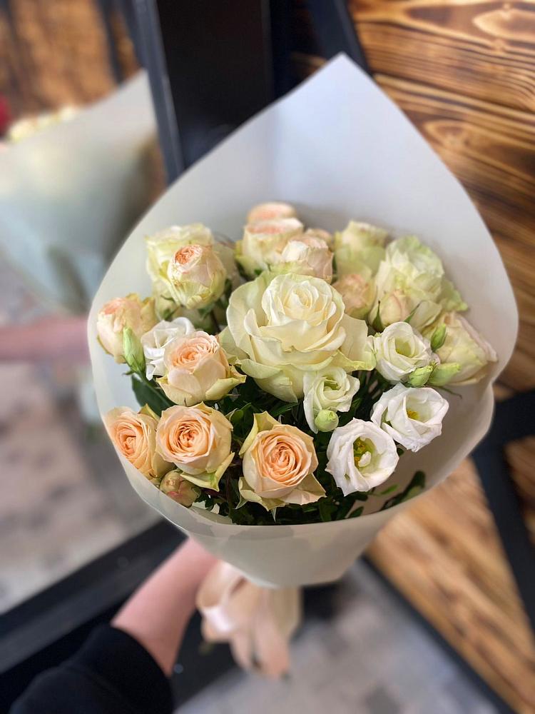 Букет цветов из: Розы и Лизиантусы в Архиповке